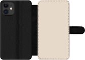 Bookcase Geschikt voor iPhone 12 Pro telefoonhoesje - Beige - Effen kleur - Met vakjes - Wallet case met magneetsluiting