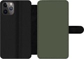 Bookcase Geschikt voor iPhone 11 Pro telefoonhoesje - Groen - Effen kleur - Olijfgroen - Met vakjes - Wallet case met magneetsluiting
