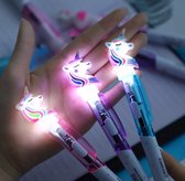 Akyol - Unicorn Pen – licht gevende pen – 1 stuk - lampjes unicorn pen- verschillende kleuren - Eenhoorn - kleurenpen - pen - kinderpen -eenhoornpen -unicorn balpen -unicorn balpen met met kleurtjes- unicorn gift -unicorn cadeau- eenhoorn cadeau