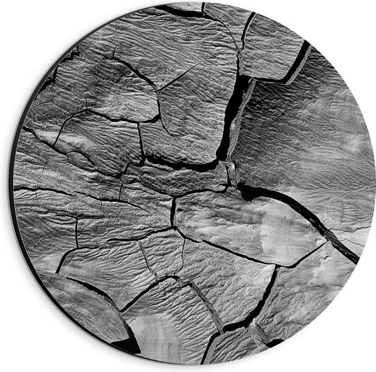 WallClassics - Dibond Muurcirkel - Scheuren in Berg (Zwart- wit) - 20x20 cm Foto op Aluminium Muurcirkel (met ophangsysteem)