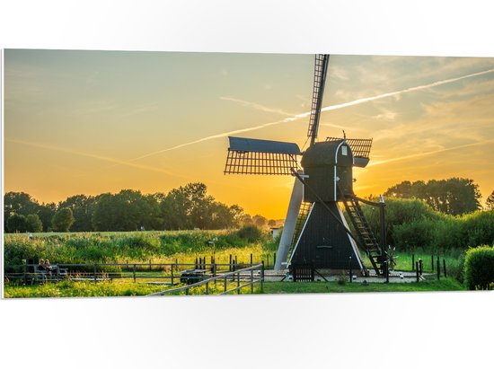 PVC Schuimplaat - Windmolen in Weide met Zonsondergang - 100x50 cm Foto op PVC Schuimplaat (Met Ophangsysteem)