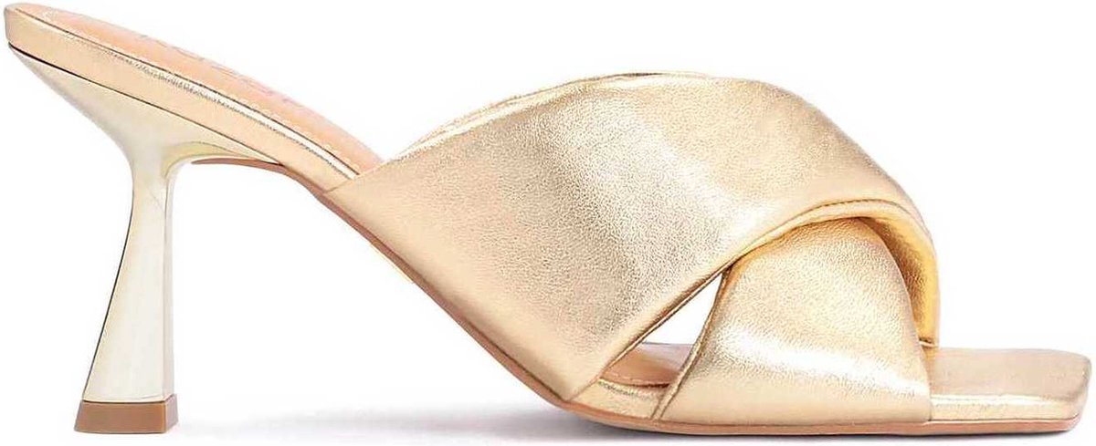 Elegante gouden muiltjes op een hak in de vorm van een zandloper bol