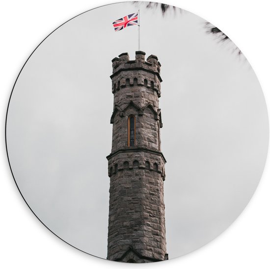 Dibond Muurcirkel - Battlefield Monument van Dichtbij met Vlag van Engeland en Grijze wolken - 60x60 cm Foto op Aluminium Muurcirkel (met ophangsysteem)