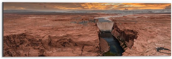 Dibond - Stuwdam in Rivier tussen Twee Vlakke Rotsbergen - 60x20 cm Foto op Aluminium (Wanddecoratie van metaal)