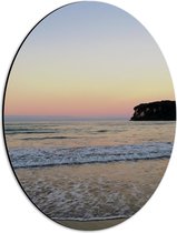 WallClassics - Dibond Ovaal - Strand met Kleurrijke Lucht - 30x40 cm Foto op Ovaal (Met Ophangsysteem)