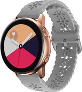 Strap-it Smartwatch bandje 20mm - siliconen bandje met patroon geschikt voor Samsung Galaxy Watch 6 / 6 Classic / Watch 5 / 5 Pro / Watch 4 / 4 Classic / Watch 3 41mm / Galaxy Watch 42mm / Watch Active & Active2 / Gear Sport - grijs