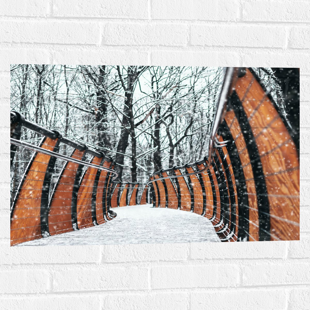 Muursticker - Hekwerk in Ondergesneeuwd Bos - 75x50 cm Foto op Muursticker