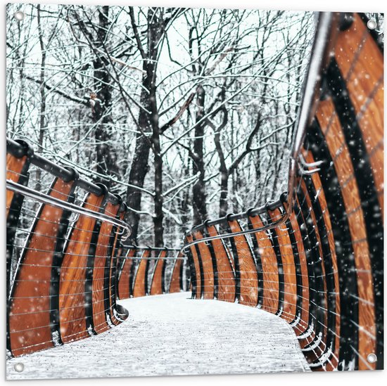 WallClassics - Tuinposter – Hekwerk in Ondergesneeuwd Bos - 80x80 cm Foto op Tuinposter (wanddecoratie voor buiten en binnen)