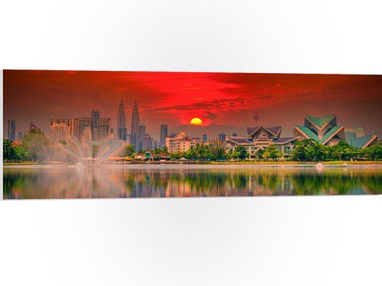 PVC Schuimplaat - Skyline van De Stad Kuala Lumpur in Indonesië tijdens Zonsondergang - 120x40 cm Foto op PVC Schuimplaat (Met Ophangsysteem)