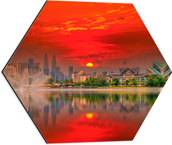 Dibond Hexagon - Skyline van De Stad Kuala Lumpur in Indonesië tijdens Zonsondergang - 50x43.5 cm Foto op Hexagon (Met Ophangsysteem)