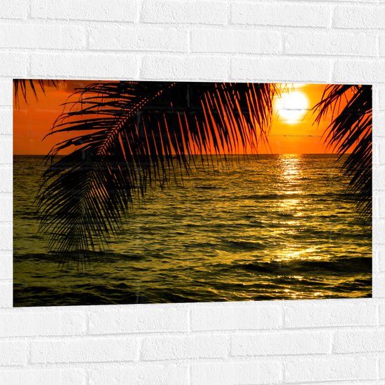 Muursticker - Silhouet van Palmbladeren hangend boven de Zee tijdens Zonsondergang - 90x60 cm Foto op Muursticker