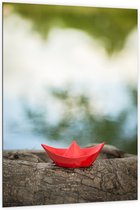 Dibond - Rood Origami Bootje op Boomstam langs Water - 100x150 cm Foto op Aluminium (Wanddecoratie van metaal)