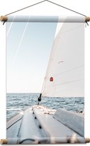 Textielposter - Witte Zeilboot over de Golven van de Zee op Zonnige Dag - 40x60 cm Foto op Textiel