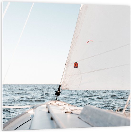 PVC Schuimplaat- Witte Zeilboot over de Golven van de Zee op Zonnige Dag - 100x100 cm Foto op PVC Schuimplaat
