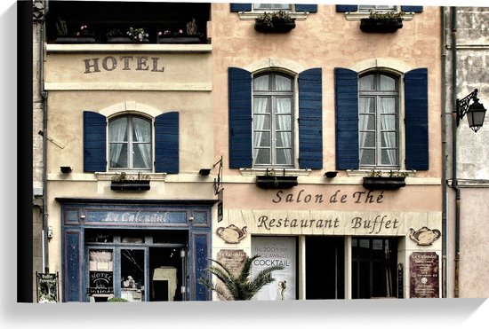 Canvas - Hotel aan Straat met een Restaurantje eronder - 60x40 cm Foto op Canvas Schilderij (Wanddecoratie op Canvas)