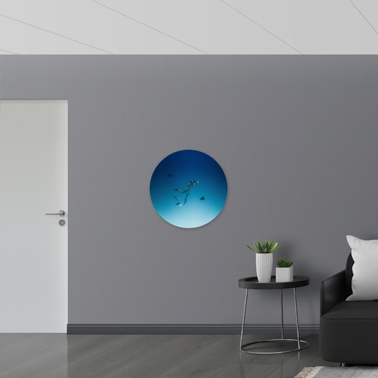 WallClassics - PVC Schuimplaat Muurcirkel - Duiker Zwemmend met Vissen op Zeebodem - 70x70 cm Foto op Muurcirkel (met ophangsysteem)