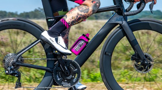 Muc-Off Bidon Custom Fly Pink 550ml — afbeelding 2