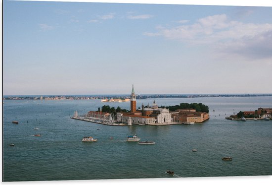 Dibond - Kerk met Huisjes Er Omheen op een Eilandje en Veel Bootjes op het Water - 105x70 cm Foto op Aluminium (Met Ophangsysteem)