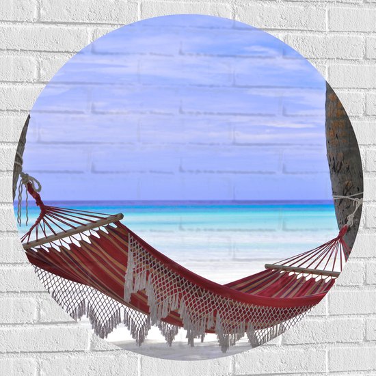 WallClassics - Muursticker Cirkel - Rode Ibiza Hangmat op Tropisch Strand - 90x90 cm Foto op Muursticker