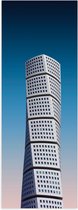 Poster (Mat) - Turning Torso Gebouw met Roze en Blauwe Achtergrond - Zweden - 20x60 cm Foto op Posterpapier met een Matte look