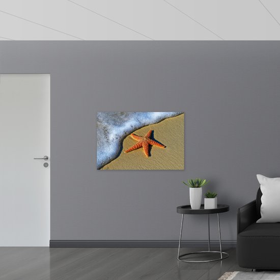 WallClassics - Poster Glossy – Étoile de mer Oranje avec vagues écumantes sur la plage - 105x70 cm Photo sur papier poster avec finition brillante