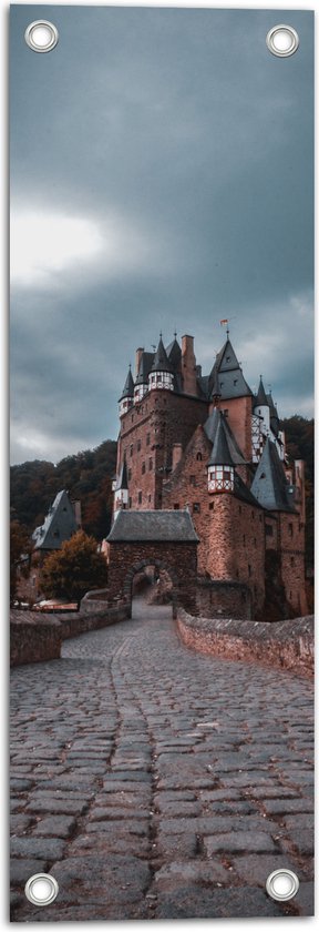 WallClassics - Tuinposter – Pad naar Oud Kasteel tussen de Bossen - 20x60 cm Foto op Tuinposter (wanddecoratie voor buiten en binnen)