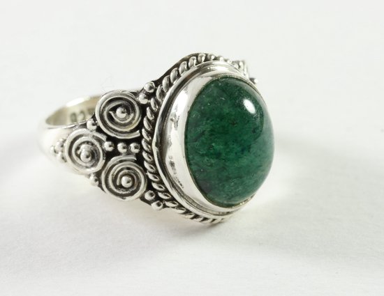 Bewerkte zilveren ring met jade - maat 19.5