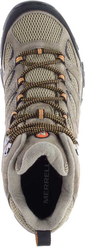 Bovenaanzicht van een bruine Merrell wandelschoen met oranje veters.