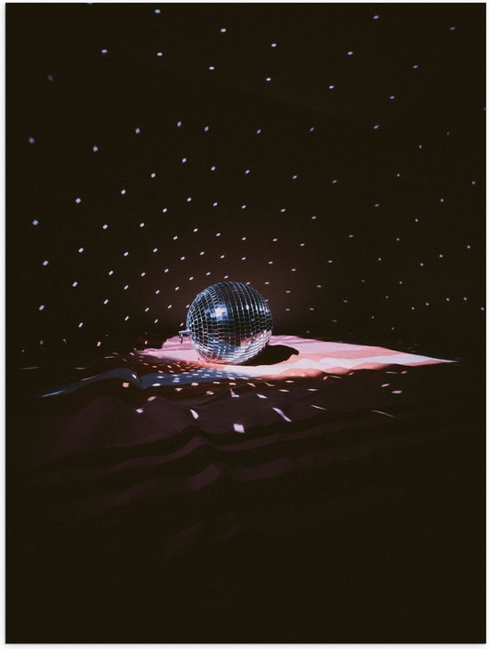 Poster (Mat) - Licht Vallend op Discobal in Donkere Ruimte - 75x100 cm Foto op Posterpapier met een Matte look