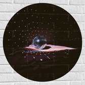 Muursticker Cirkel - Licht Vallend op Discobal in Donkere Ruimte - 70x70 cm Foto op Muursticker