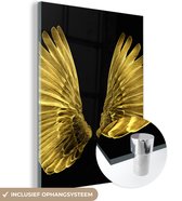 MuchoWow® Glasschilderij 90x120 cm - Schilderij acrylglas - Gouden vleugels op een zwarte achtergrond - Foto op glas - Schilderijen