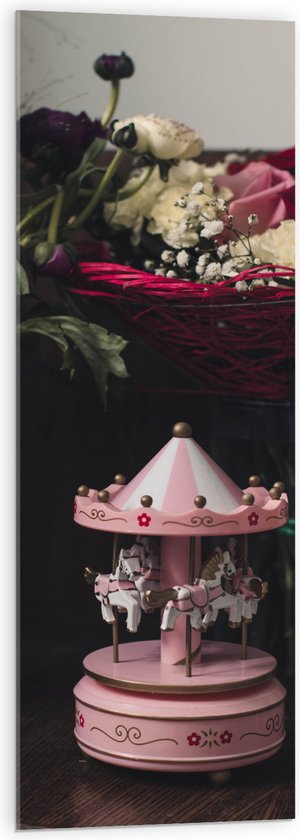 Acrylglas - Miniatuur Roze Draaimolen bij Vazen met Bloemboeketten - 40x120 cm Foto op Acrylglas (Met Ophangsysteem)