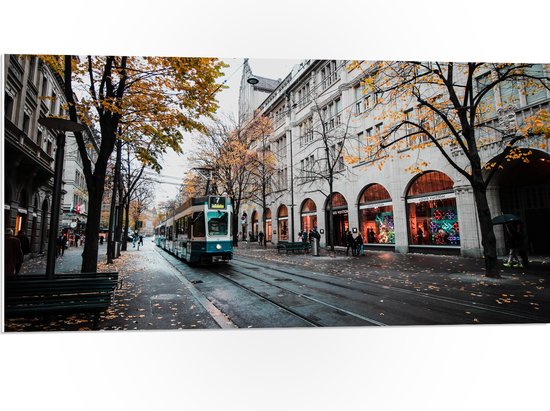 PVC Schuimplaat - Straat met Tram in Zürich - 100x50 cm Foto op PVC Schuimplaat (Met Ophangsysteem)