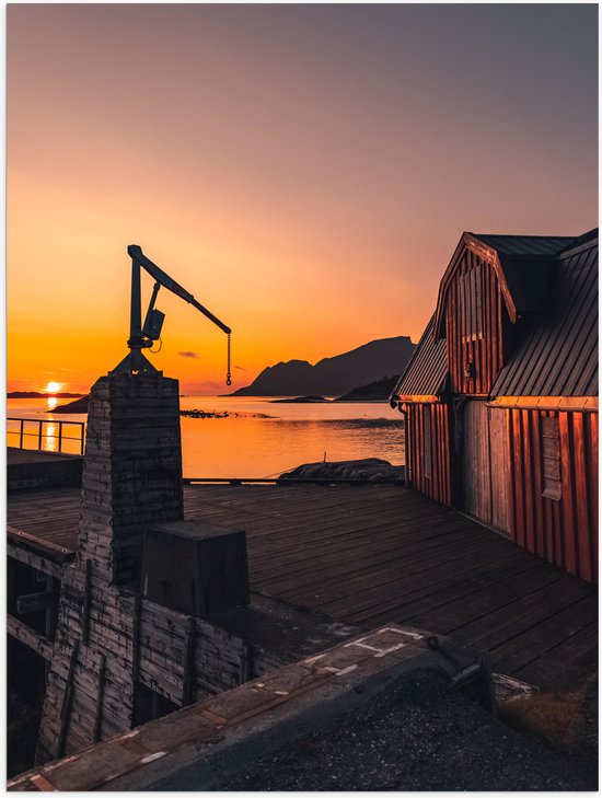 Poster (Mat) - Rode Schuur aan Zee meet Uitzicht op Bergen en de Zonsondergang - 30x40 cm Foto op Posterpapier met een Matte look