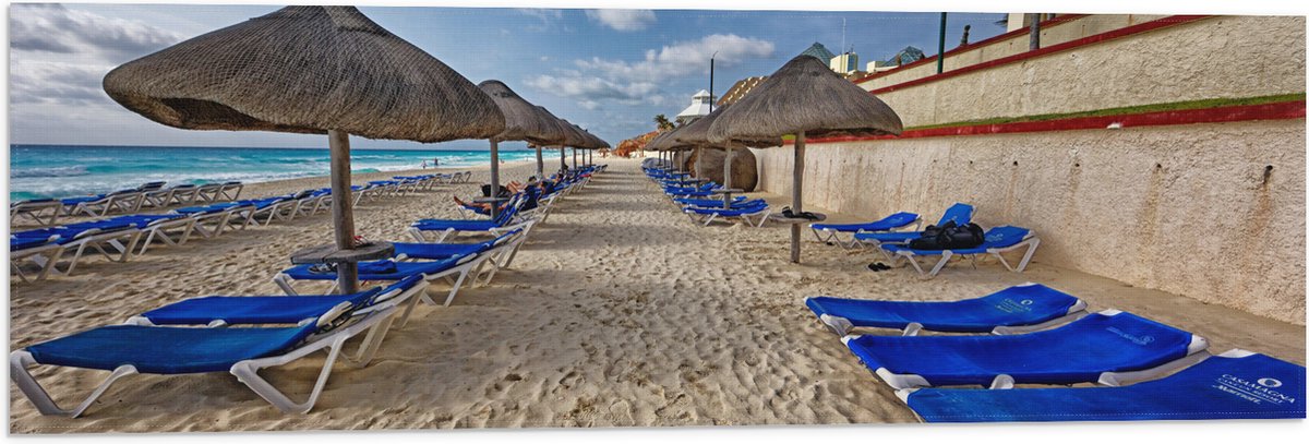 Vlag - Blauwe Ligbedden op Strand met Rieten Parasols - 90x30 cm Foto op Polyester Vlag
