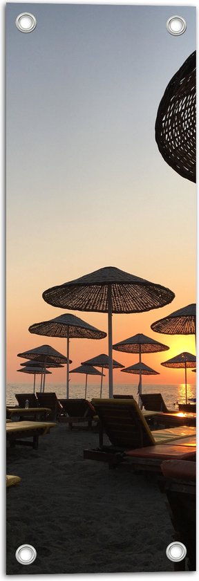 WallClassics - Tuinposter – Strand met Ligbedden en Rieten Parasols - 20x60 cm Foto op Tuinposter (wanddecoratie voor buiten en binnen)