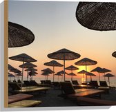 WallClassics - Hout - Strand met Ligbedden en Rieten Parasols - 50x50 cm - 9 mm dik - Foto op Hout (Met Ophangsysteem)