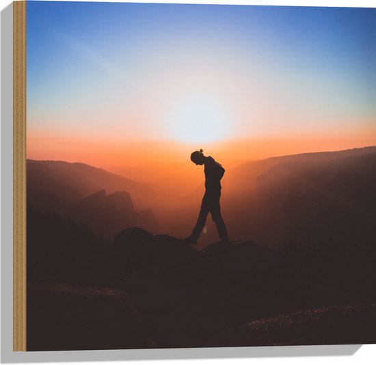 WallClassics - Hout - Silhouet Persoon tussen de Bergen bij Zonsondergang - 50x50 cm - 9 mm dik - Foto op Hout (Met Ophangsysteem)