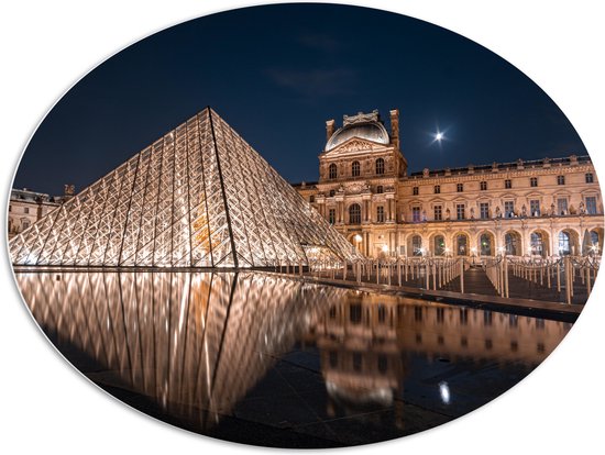PVC Schuimplaat Ovaal - Verlicht Louvre in Parijs, Frankrijk - 108x81 cm Foto op Ovaal (Met Ophangsysteem)