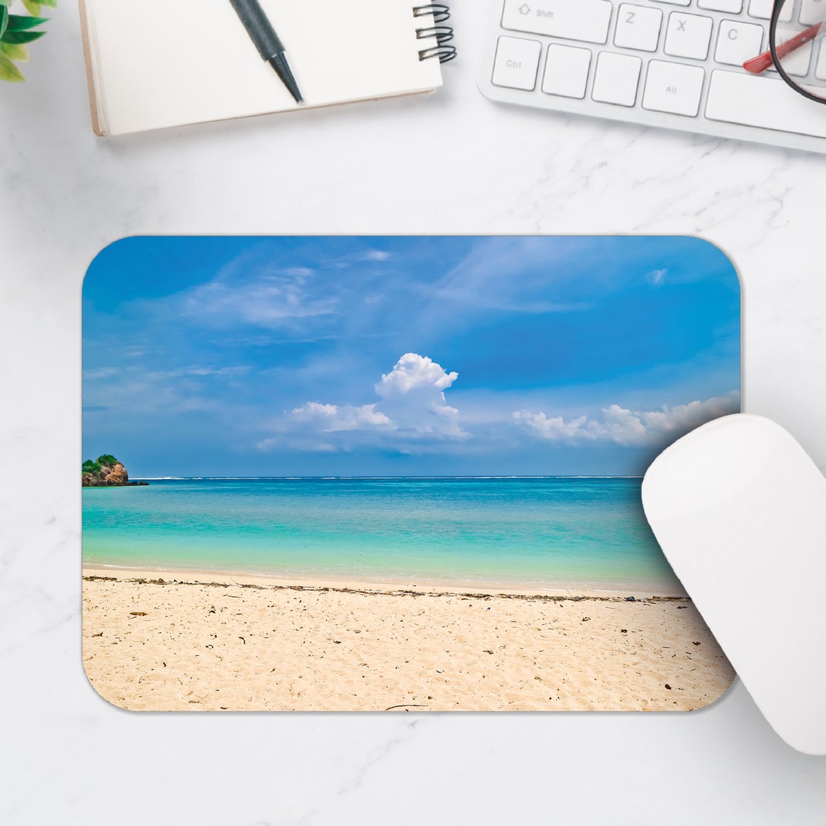 Muismat - Wit Strand met Helderblauwe Oceaan - 25x18 cm - 2 mm Dik - Muismat van Vinyl