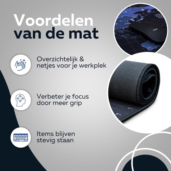 Rol van een zwarte bureauonderlegger met wereldkaart, met tekst 'Voordelen van de mat'.