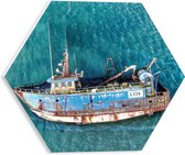 PVC Schuimplaat Hexagon - Bovenaanzicht van Kantelend Vrachtschip - 30x26.1 cm Foto op Hexagon (Met Ophangsysteem)
