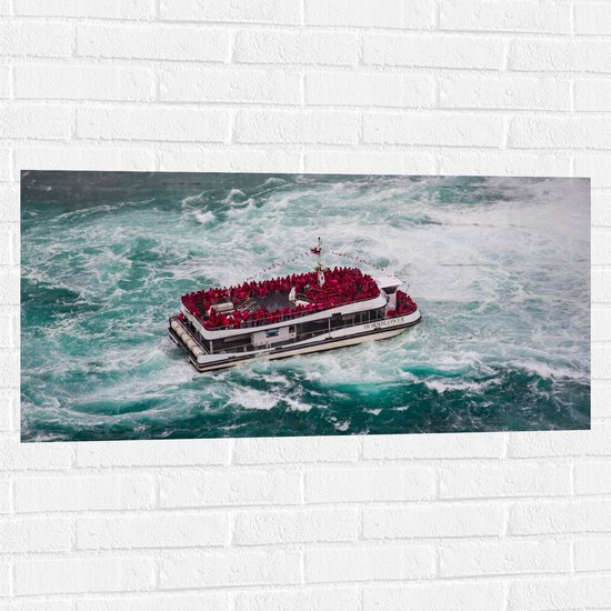 Muursticker - Boot vol Personen in Rode Pakken - 100x50 cm Foto op Muursticker