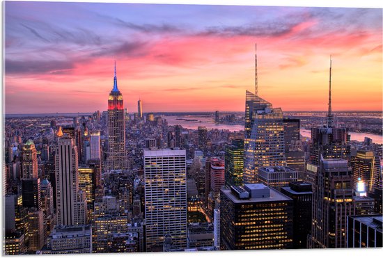WallClassics - Acrylglas - Uitzicht over de Stad New York bij Zonsopkomst - 90x60 cm Foto op Acrylglas (Met Ophangsysteem)