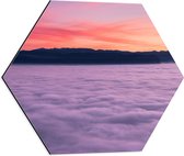 Dibond Hexagon - Foto Boven de Wolken met Oranje Lucht - 50x43.5 cm Foto op Hexagon (Met Ophangsysteem)