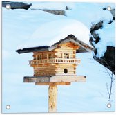 Tuinposter – Dikke Laag Sneeuw in Houten Vogelhuisje - 50x50 cm Foto op Tuinposter (wanddecoratie voor buiten en binnen)