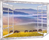 Gards Tuinposter Doorkijk Kudde Wilde Paarden in de Wei bij Heuvels - 180x120 cm - Tuindoek - Tuindecoratie - Wanddecoratie buiten - Tuinschilderij
