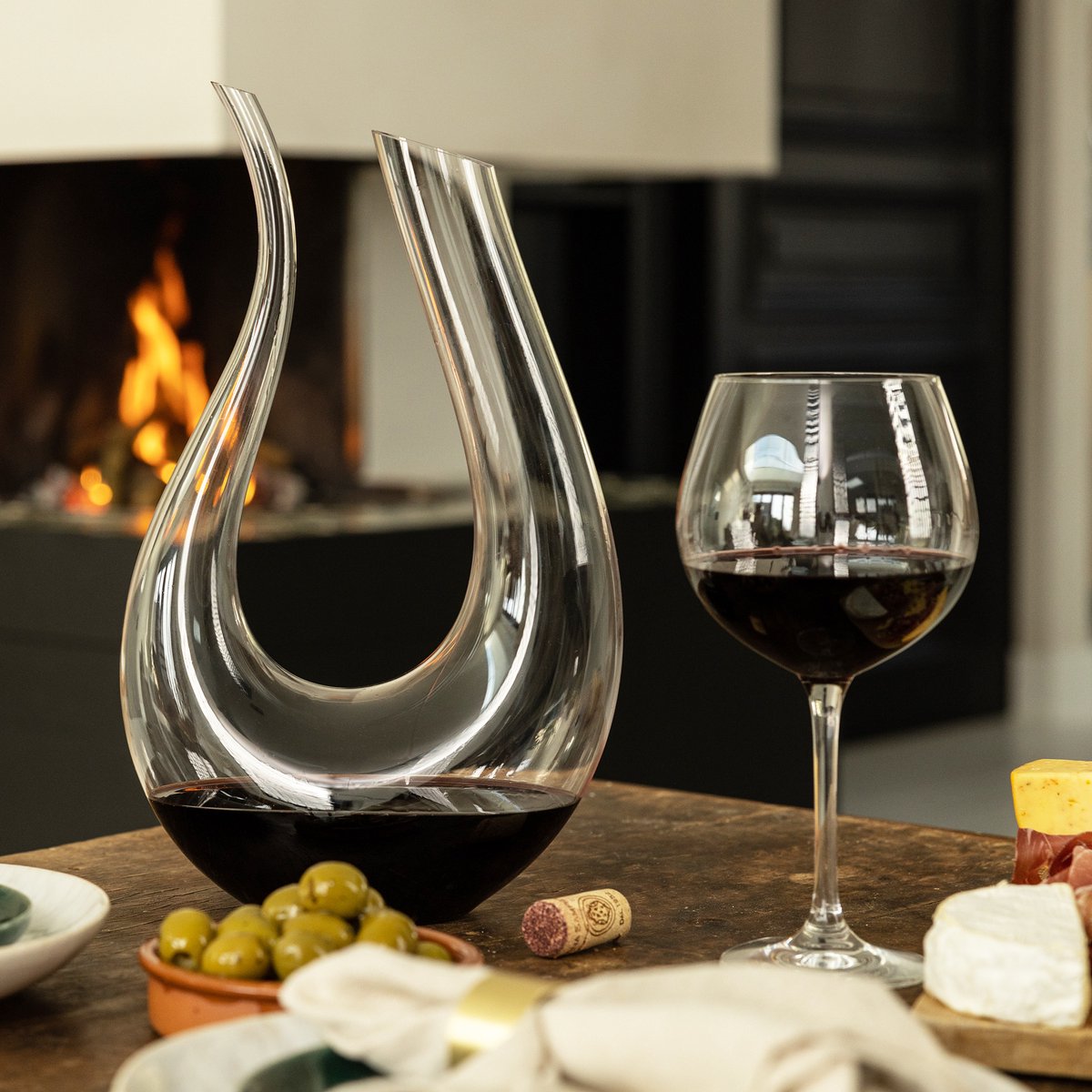 Sierlijke decanter voor rode wijn op een tafel met een glas wijn