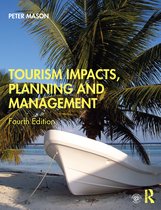 Boek 'Tourism Impacts, Planning and Management', vierde editie, door Peter Mason. Een witte boot ligt op het strand onder palmbomen.