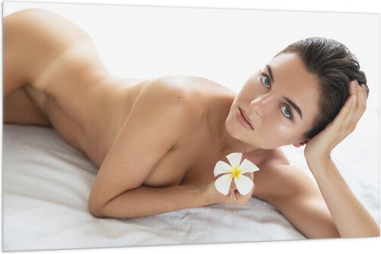 Vlag - Sexy Naakte Vrouw met Klein Wit Bloemetje - 150x100 cm Foto op Polyester Vlag